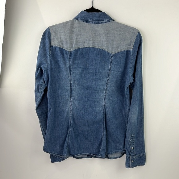 Guess two-tone Denim Chambray Pearl Snap  Blouse - Picture 4 of 12